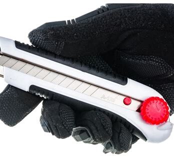 Нож со смен.лезвием обрезинен. винт.фиксатор 25мм "Монтажник" 600508