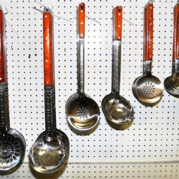 Половник большой с дер.ручкой 64см 3191